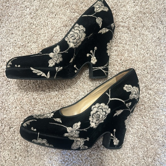 Auth Dolce & Gabbana Embroidered Velvet Pumps 36 - Picture 2 of 5